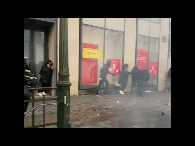 Journaliste bléssé par un tir de grenade de desencerclement à la jambe