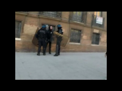 Des policiers contrôlent un sac puis essaye de partir sans le rendre