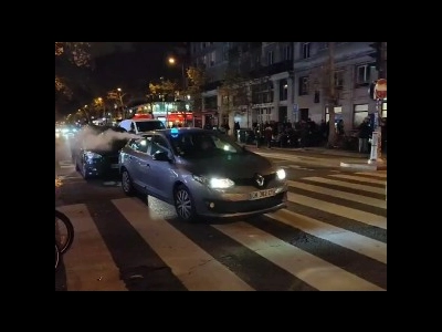 Des flics aspergent les trottoirs à Paris depuis leur voiture banalisée.
