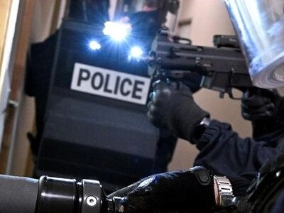 Portes enfoncées par erreur par les forces de l’ordre : bientôt un portail en ligne pour se faire indemniser