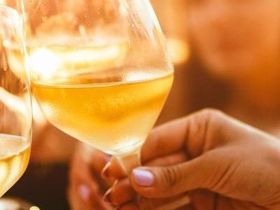 Les Français continuent de boire moins d’alcool