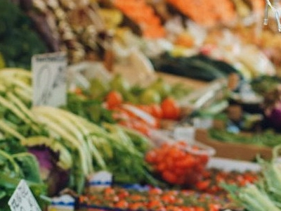 Les commerçants mentent : un tiers des fruits et légumes français achetés sur les marchés cachent un secret