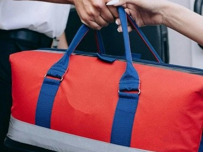 Deux hommes injectent de l’air dans le rectum de leur collègue avec un compresseur pneumatique, l’entreprise pourrait être reconnue responsable