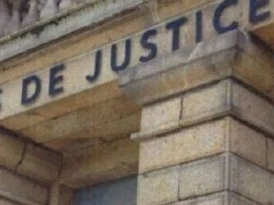 Amoureux de la psy de son fils, il s'introduit chez elle pour la séduire