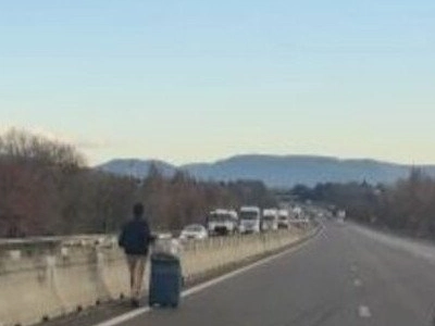 Drôme : oublié par son car, un touriste prend l’autoroute A7 à pied avec sa valise