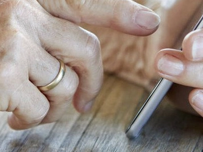 Bonjour, c’est InTouch : appeler nos aînés sans devoir leur parler, c’est désormais possible grâce à l’IA