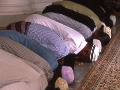 Dorénavant en Malaisie, le parti islamique pan-malaisien actuellement au pouvoir annonce que les Musulmans qui ratent la prière du vendredi risquent la prison