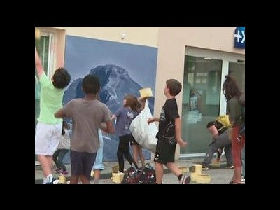 Des enfants apprennent à jeter des pavés sur des banques...